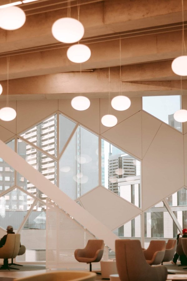 Comment créer une ambiance apaisante avec un éclairage moderne?