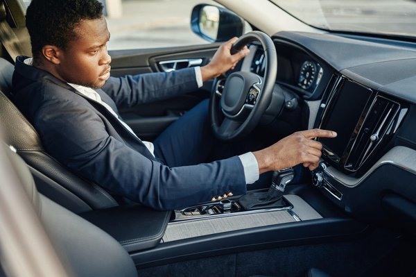 Comment choisir entre un utilitaire d'occasion à essence ou diesel?