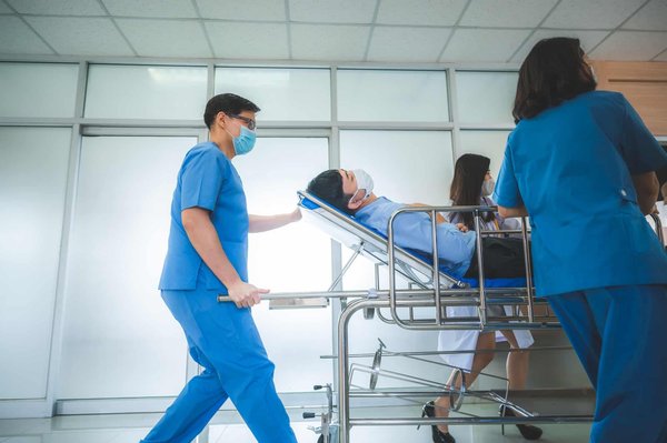 Comment la clinique gère-t-elle les urgences médicales pour les patients?